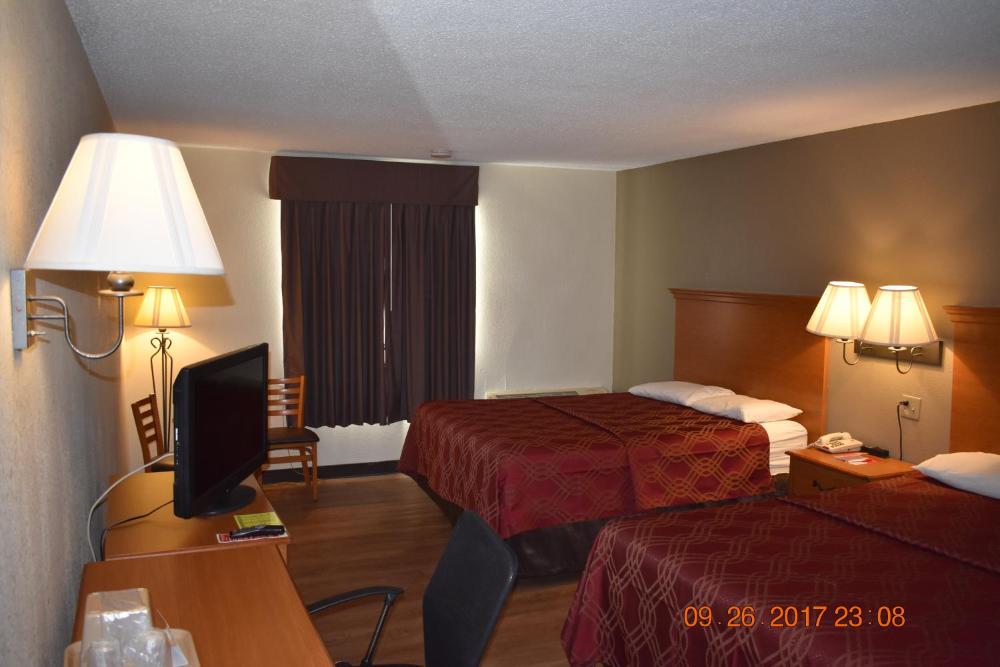 Queen Room with Two Queen Beds - Non-Smoking interior